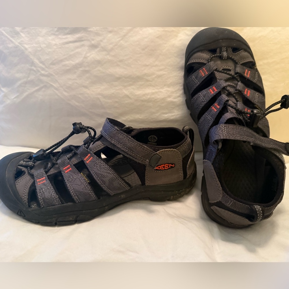 Kids Keen Black and Gray hiking and water shoes. rarely worn. Size 6